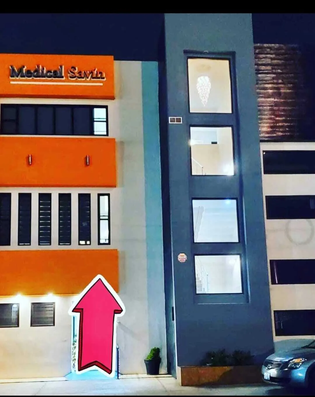 Entrada de Clínica Medical Savin en Ensenada, señalada con una flecha rosa.